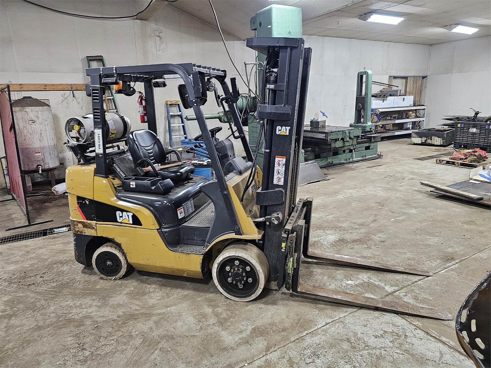 2017 Caterpillar 2C6000 Cushion Tire Forklift - 6000lb Capacity