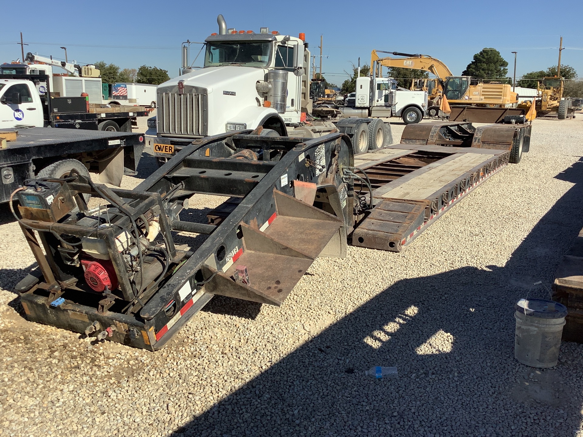 1999 Fontaine  Tri/A Single Drop Removable Gooseneck Lowboy Trailer