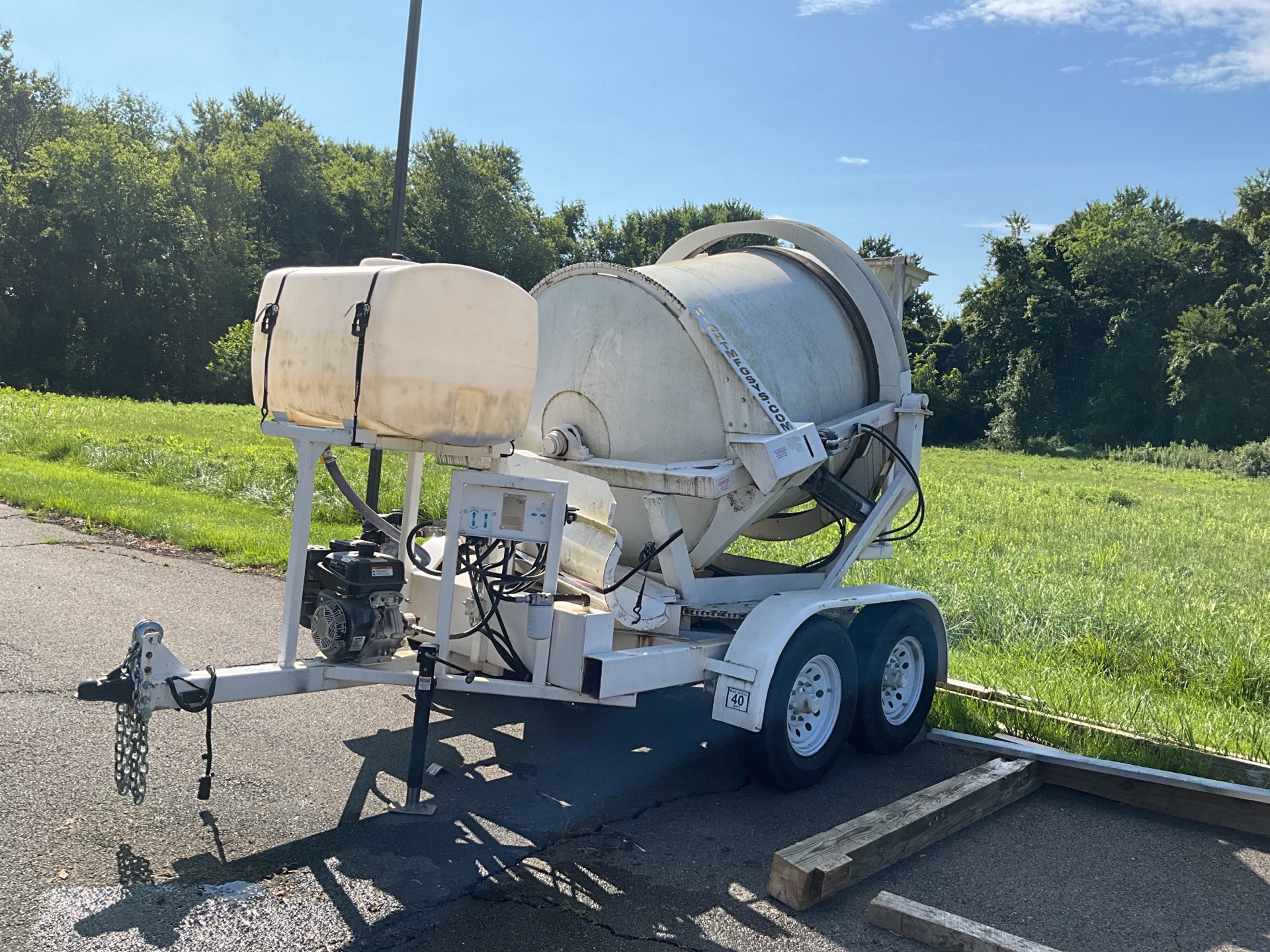 2020 Right Mfg Systems 2DH-S T/A 2 cyd Mixer Trailer