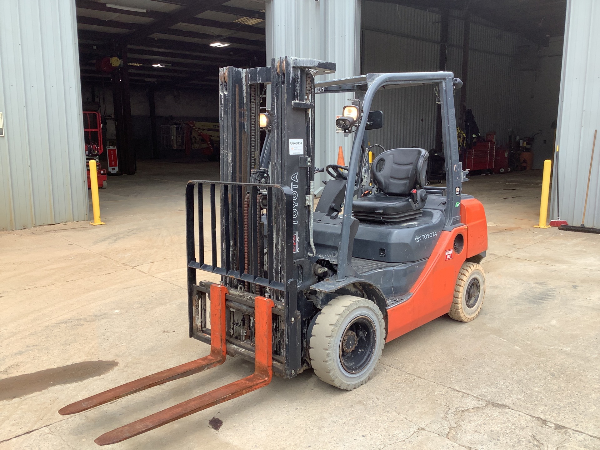 2017 Toyota 8FGU25 4500 lb Pneumatic Tire Forklift