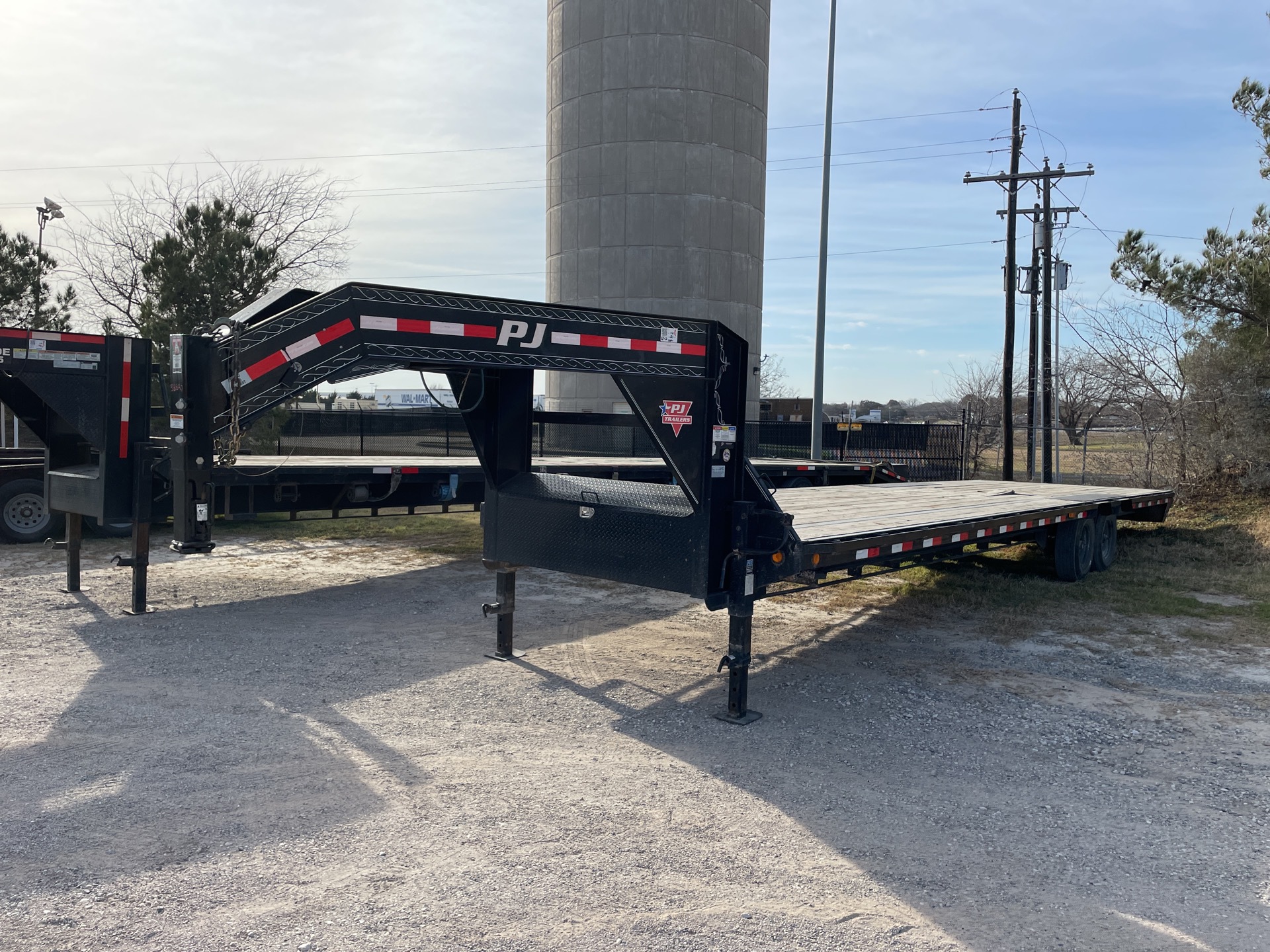 2020 PJ Trailers LS322 32 ft T/A Gooseneck Flatbed Trailer